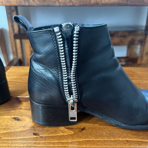 Steve Madden Black Leather Silver Side Zippers Ankle Booties Boots - Picture 3 of 10